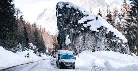 Voyager en hiver en van aménagé