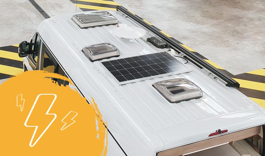 Installer des panneaux solaires dans un camion aménagé, van ou